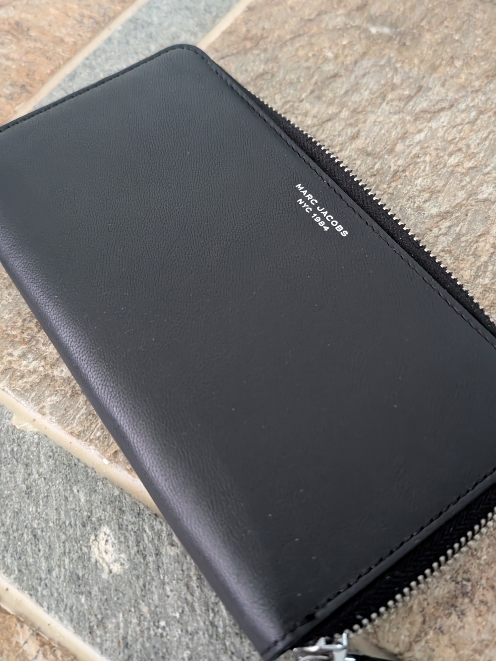 Marc Jacobs Black Leather Zip Wallet Zip Around Wristlet Phone Case .